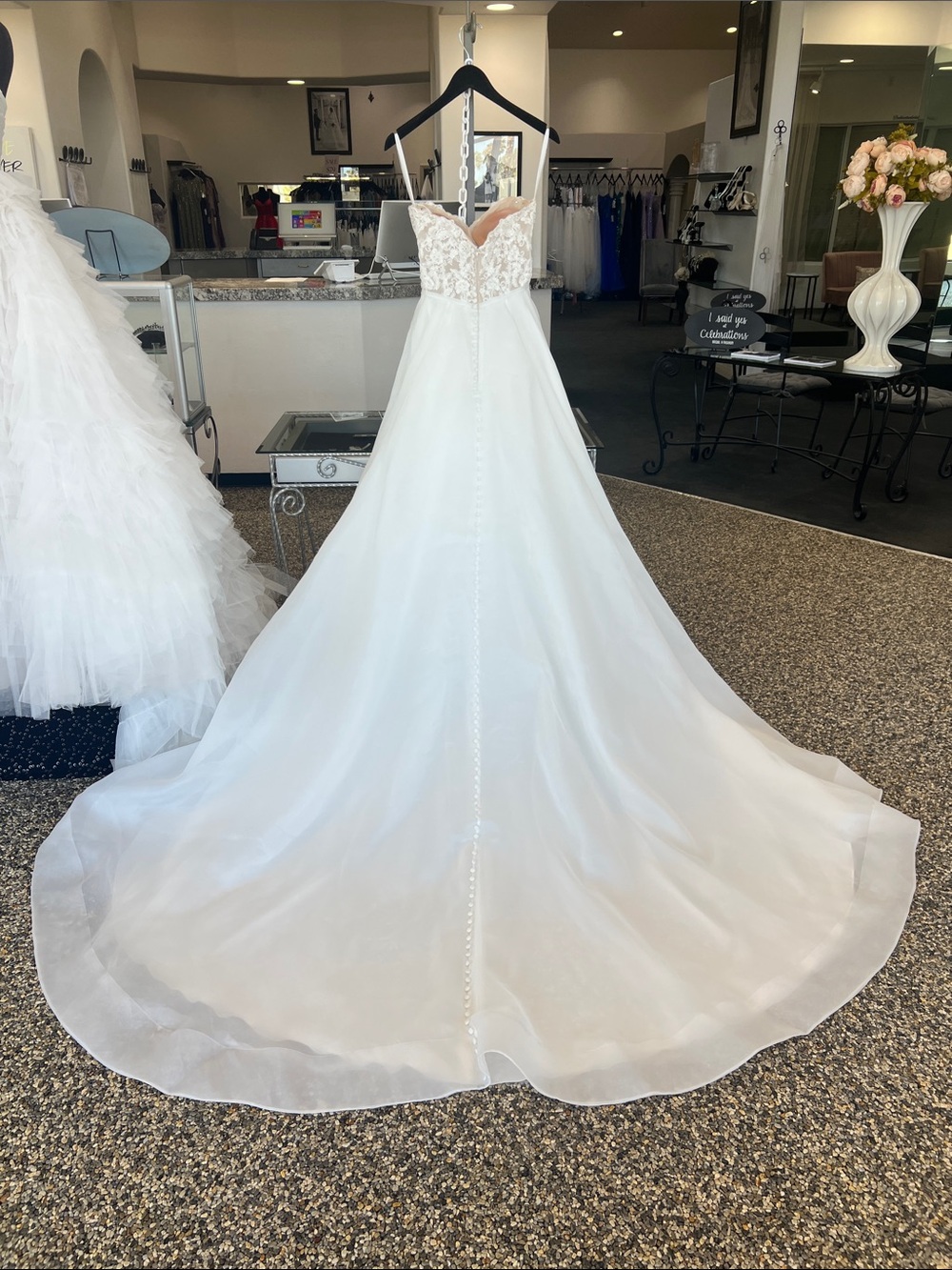 Organza ball gown Wedding dress - Picture 3 of 5
